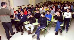 

El alcalde de Carballo recibió a un grupo de escolares y asistió a la presentación del campeonato de

    