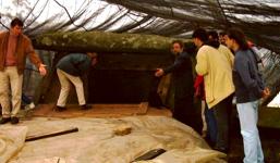 

Un grupo de docentes visitó ayer el dolmen en compañía del arqueólogo José María Bello Diéguez, que 

    