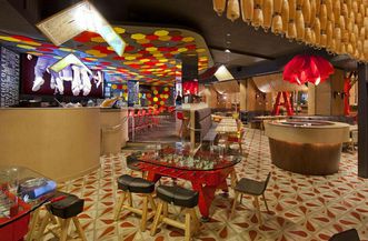 El dise&ntilde;ador barcelon&eacute;s Juli Capella firma la decoraci&oacute;n del local, que incluye mesas sobre futbolines.