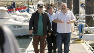 El alcalde de Ares, Julio Iglesias, acompa&ntilde;&oacute; a Almod&oacute;var y al equipo en un recorrido por el puerto deportivo.