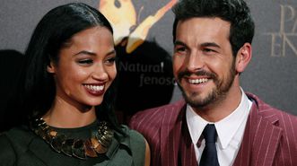  Los actores Mario Casas y Berta V&aacute;zquez posan a la llegada al estreno de su pel&iacute;cula &laquo;Palmeras en la nieve&raquo;, de Fernando Gonz&aacute;lez Molina, hoy en los cines Kin&eacute;polis de Madrid.