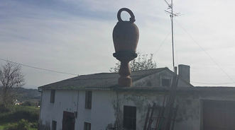 &laquo;Casa con un botijo en el tejado... Sin comentarios...&raquo; Fotograf&iacute;a tomada el 8 de noviembre del 2015 en el Ayuntamiento de Sada