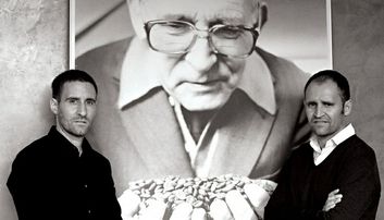 Jorge e Ignacio G&oacute;mez ante la imagen de Ces&aacute;reo G&oacute;mez, fundador de caf&eacute;s Siboney hace medio siglo