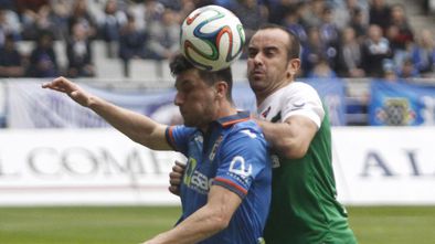 Jonathan Aspas disputa un bal&oacute;n durante el Oviedo-Racing de Ferrol del Nuevo Carlos Tartiere