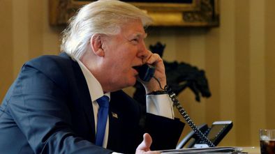 Trump conversando por teléfono con Putin