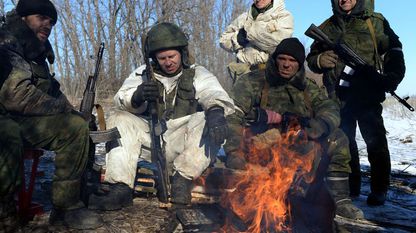 Separatistas prorrusos hacen un alto frente a un fuego durante el asedio a Deb&aacute;ltsevo.