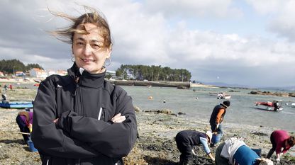 Visita a Arousa. Rodr&iacute;guez se reuni&oacute; con mariscadoras de A Illa para conocer sus demandas en materia de protecci&oacute;n social.