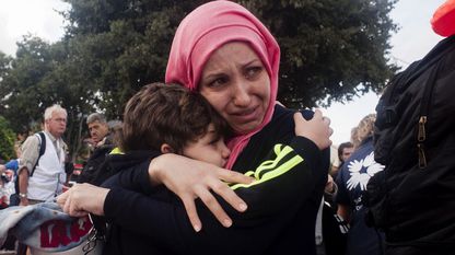 Una siria abraza a su hijo tras llegar a Lesbos.