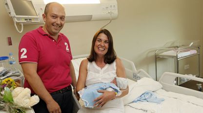 Marco, el &uacute;ltimo beb&eacute; nacido en el Xeral de Vigo, ya en el &Aacute;lvaro Cunqueiro, con sus padres.