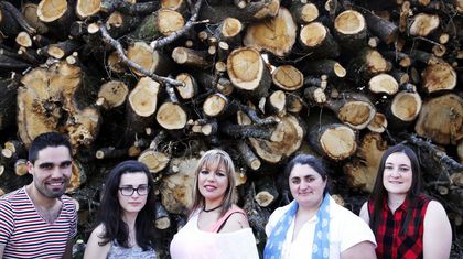 De esquerda a dereita, Chano Gonz&aacute;lez, Amaya Camino, Mar Garc&iacute;a, Carmen Cruz e Cristina Andi&oacute;n. Os cinco son seguidores de series de televisi&oacute;n de produci&oacute;n galega e ma&ntilde;&aacute; participar&aacute;n na gala dos Premios Mestre Mateo que se celebrar&aacute; na Coru&ntilde;a