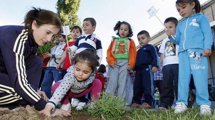 En muchos colegios gallegos los profesores y alumnos celebran el D&iacute;a de la Tierra, como hicieron en el de Abanqueiro (Boiro) el a&ntilde;o pasado