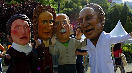 Los geniales cabezudos se sumaron, una vez m&aacute;s, al 20.&ordm; cumplea&ntilde;os de la Ciencia en la Calle y demostraron que son el mejor ejemplo de la biodiversidad extra que llevan dentro