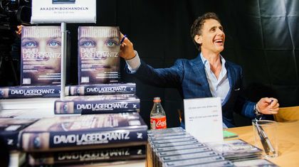 David Lagercrantz, autor de la continuaci&oacute;n de la trilog&iacute;a "Millennium" creada por el escritor sueco ya fallecido Stieg Larsson, firmando ejemplares de la novela en una librer&iacute;a de Estocolmo el 27 de agosto, fecha de lanzamiento mundial de "Lo que no te mata te hace m&aacute;s fuerte"
