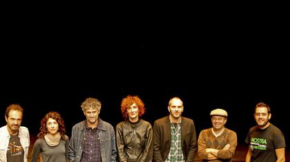 De izquierda a derecha, Vicente Mohedano, presidente de la Asociaci&oacute;n de Actores e Actrices de Galicia; Xiana Vilas, codirectora de Cisma Danza; C&aacute;ndido Paz&oacute;, autor, director de escena y actor; Bel&eacute;n Pichel, presidenta de Escena Galega; Tito Asorey, director de Il Maquinario; Xes&uacute;s Ron, director art&iacute;stico de Ch&eacute;vere, e Roberto Pascual, director de la Mostra Internacional de Teatro de Ribadavia