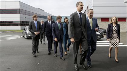 Felipe VI, a su llegada al Museo de La Voz. De izquierda a derecha, el alcalde de Arteixo, Carlos Calvelo; el delegado del Gobierno, Santiago Villanueva; el presidente de la Xunta, Alberto Núñez Feijoo; la presidenta del Parlamento gallego, Pilar Rojo; el presidente y editor de La Voz, Santiago Rey Fernández-Latorre; y la ministra de Fomento, Ana Pastor