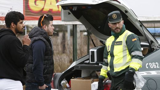 Más controles de drogas. Los controles de consumo de drogas se han generalizado en Galicia y cada día se realizan decenas de pruebas a conductores. En la foto, un guardia civil hace el test de droga a dos automovilistas durante un dispositivo de tráfico en Verín.