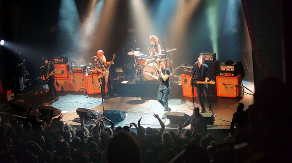 La banda Eagles of Death Metal actuando momentos antes del atentado en Bataclan.
