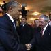 Obama y Ra&uacute;l Castro se dan un hist&oacute;rico apret&oacute;n de manos en Panam&aacute;