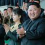Fotografía cedida por el periódico norcoreano Rodong Sinmun, que muestra a la primera dama norcoreana, Ri Sol-ju, junto con su esposo, Kim Jong-un