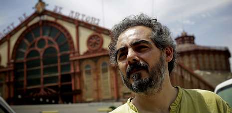 O profesor Raimundo Viejo, diante do mercado barcelonés de Sant Antoni, onde o entrevistou La Voz de Galicia.