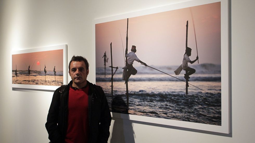 Javier Teniente posa con una de sus obras en el Museo do Mar de Galicia