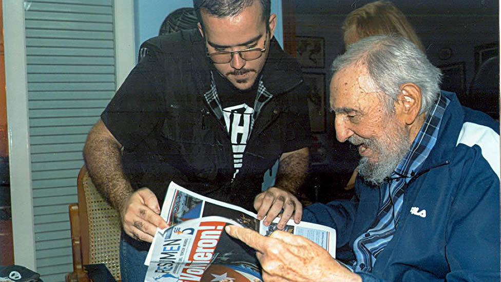 Fidel Castro junto a un l&iacute;der estudiantil