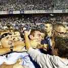 La afici&oacute;n, aclamando a Aspas sobre el c&eacute;sped de Bala&iacute;dos tras conseguir la permanencia en junio del 2013.