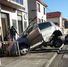 Empotra un&nbsp;coche contra la barandilla de acceso a una casa en Paiosaco