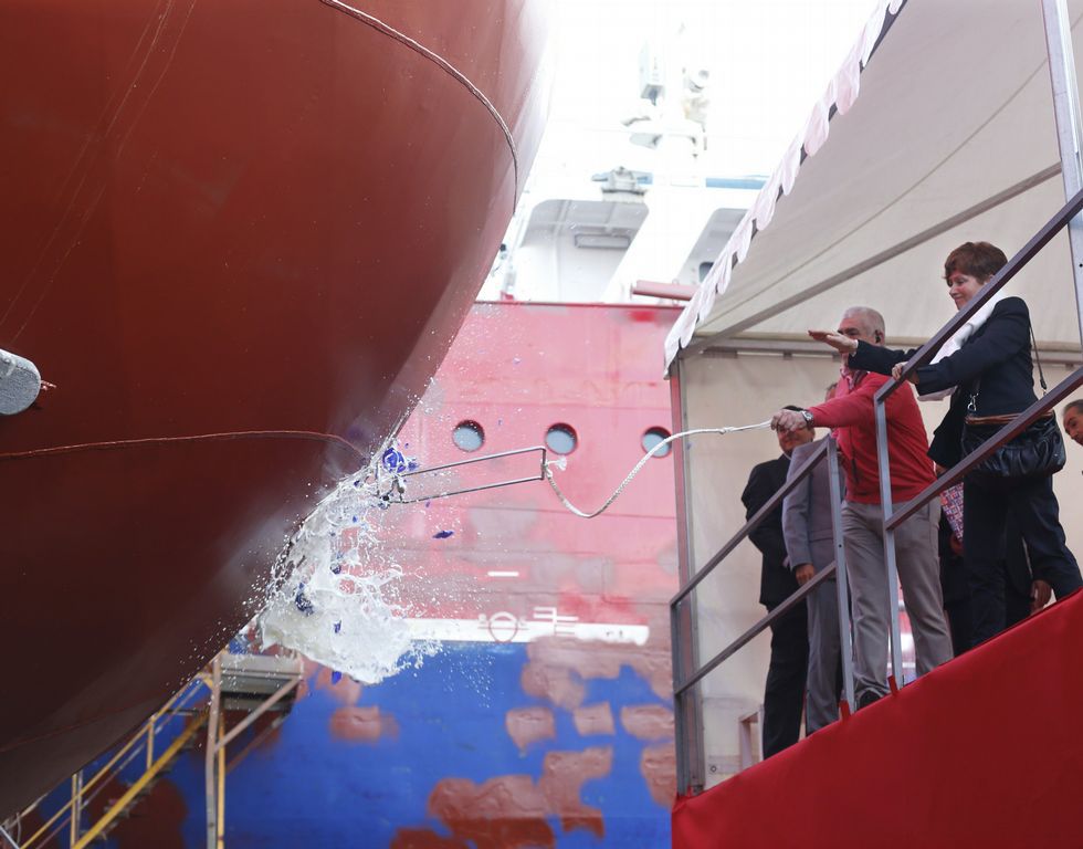 El barco bajó del carro tras el bautizo con champán.