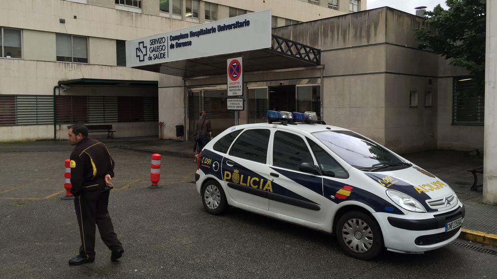 Una patrulla de policía, ante la puerta del hospital de Ourense