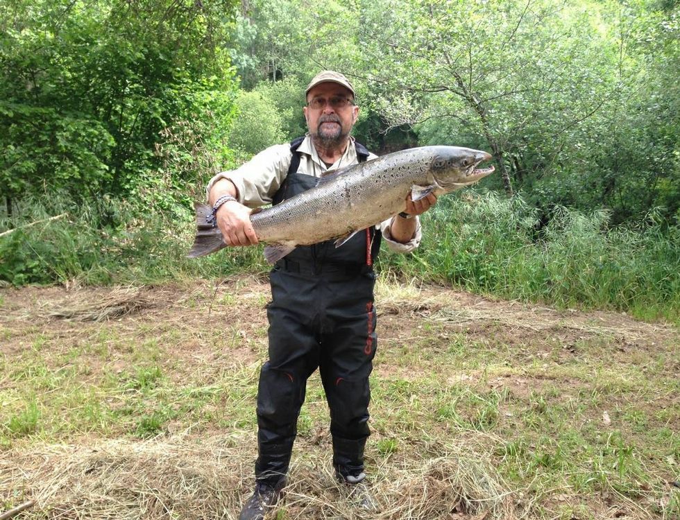 El vasco Antonio María Garrido capturó el salmón más pesado en lo que va de temporada, de 7,8 kilos.