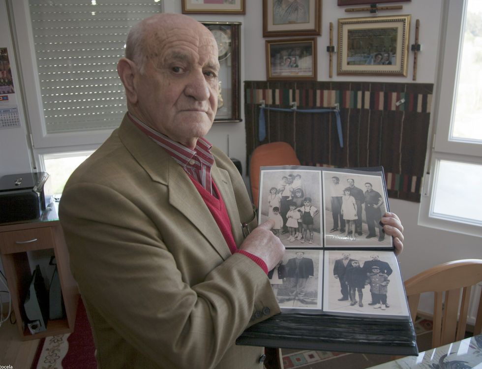Manuel García Valle, en su domicilio en A Pontenova, repleto de recuerdos de su vida.