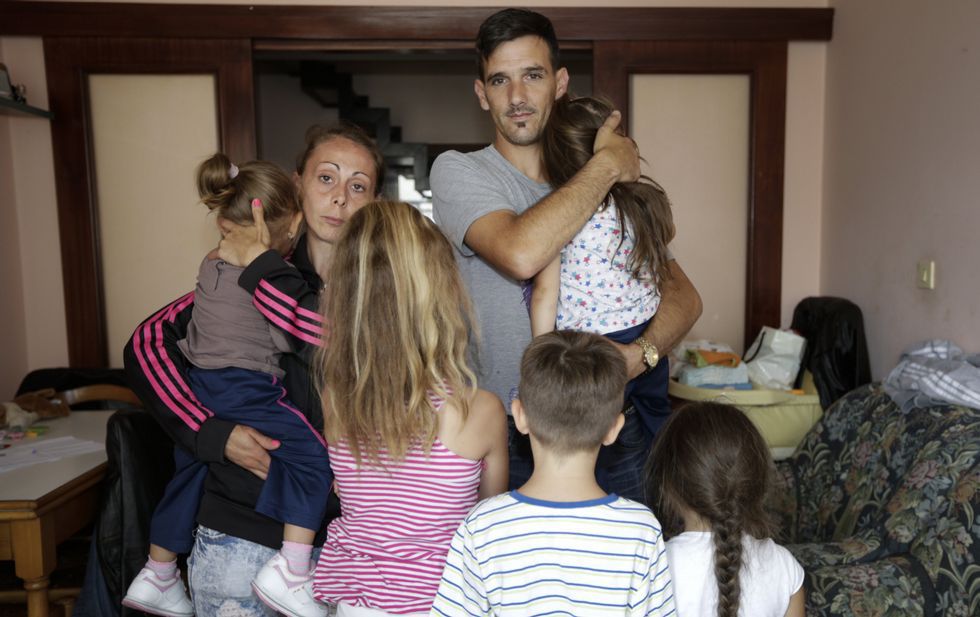 Jessica y Antonio, con sus cinco hijos en casa de la madre de ella, donde residen.
