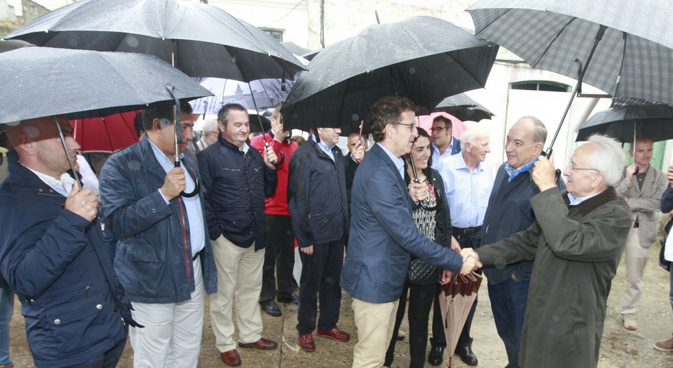 Un centenar de vecinos de Mondoñedo se sumaron al paseo desde A Ponte do Pasatempo.