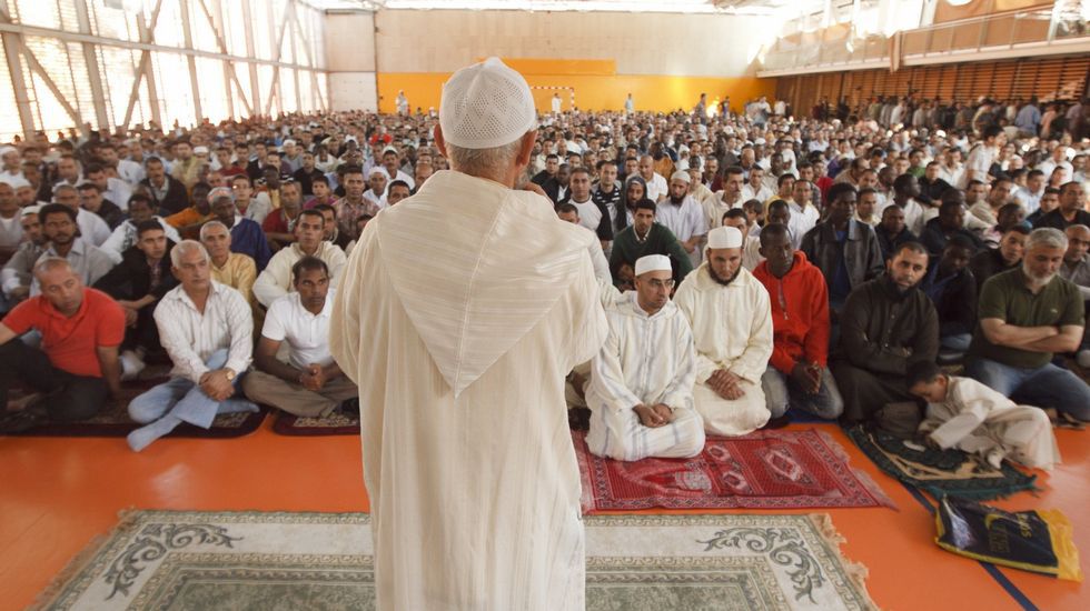 Un imán se dirige a cientos de musulmanes residentes en Vitoria durante el rito de comienzo del Eid-al-Fitr.