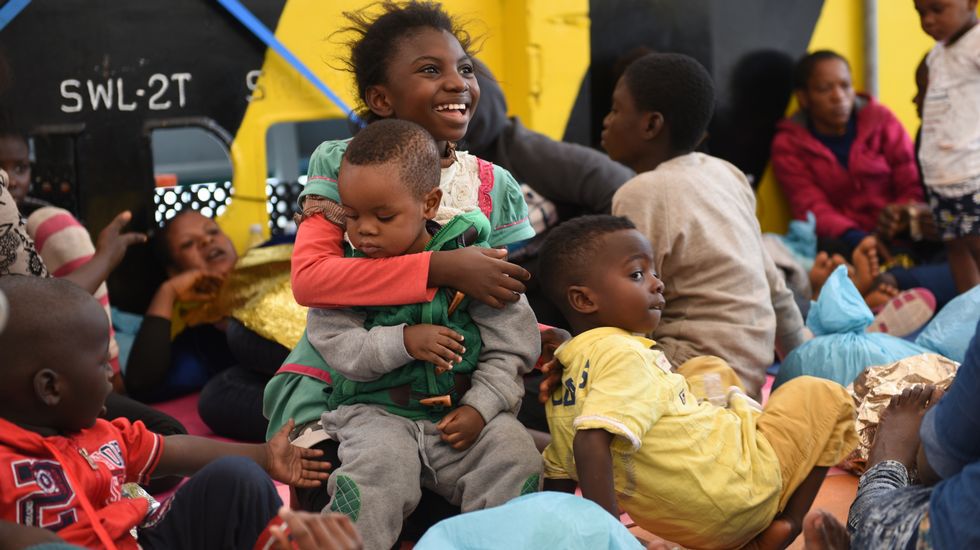 MUNA (Segunda por la derecha). Inmigrante somalí junto sus compañeros de viaje después de ser rescatados.