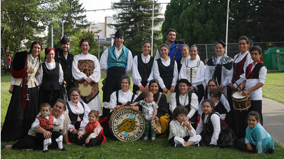 Parte de los miembros de la Irmandade Galega na Suiza, ataviados con el típico traje gallego de baile