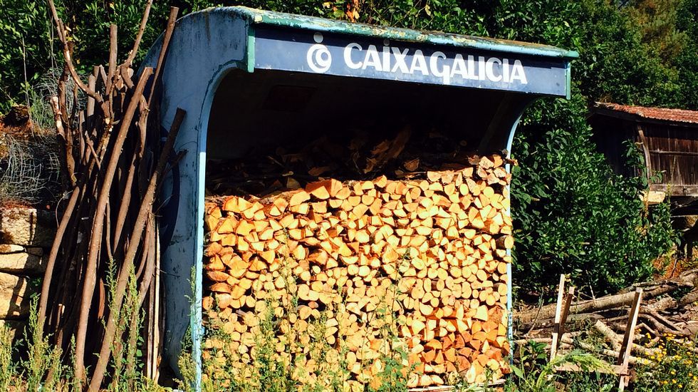 «Non hai sucursal bancaria e hai tempo que non pasa o carrito. Mellor darlle outro uso a marquesina». La foto se tomó en la parroquia ourensana de Ourantes, en el concello de Punxín