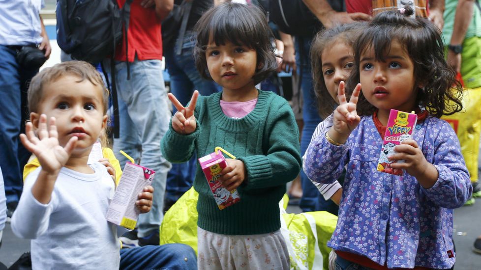 LEONHARD FOEGER | REUTERS Niños refugiados en una estación de Hungría