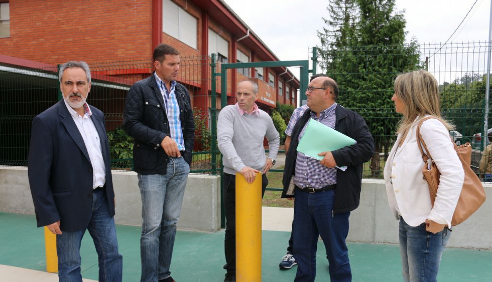 Cores Tourís, Pérez Ares, el alcalde estradense y la edil de Educación visitaron las obras del CEIP de Vea.
