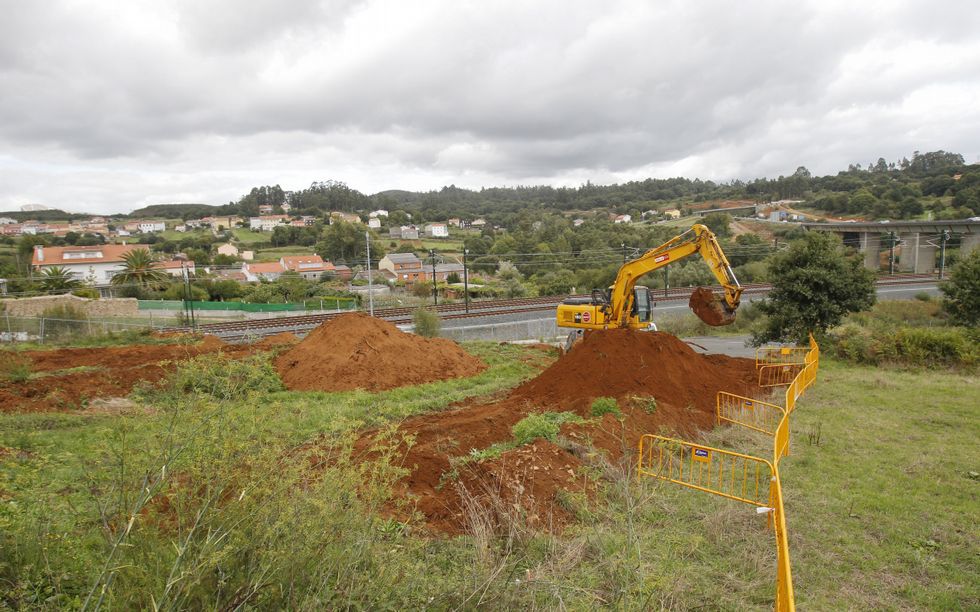 Las máquinas comenzaron la construcción del campo.