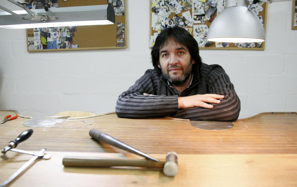 Luis González en el taller de Ardentia, situado en Bergondo.