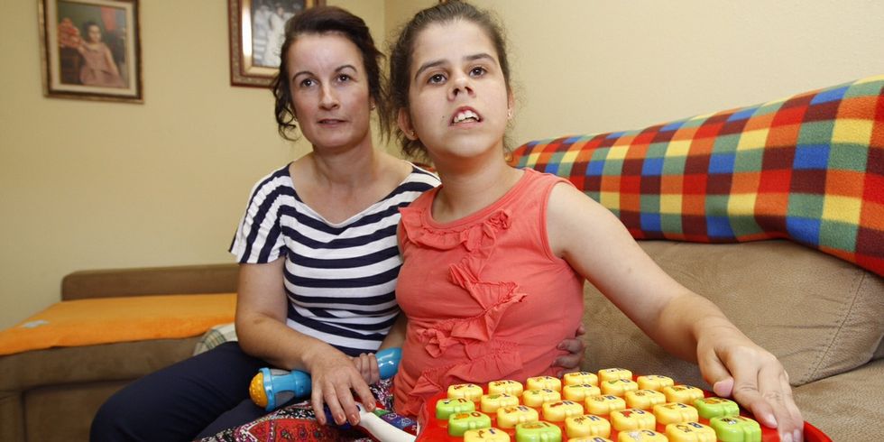 Sofía, la joven que sufre trisomía 14 proximal, con su madre.