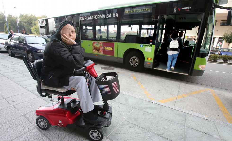 Nieves Álvarez, ayer en una de las paradas del bus en la calle Teixugueiras de Navia, a la que acudió con la esperanza de poder subir.