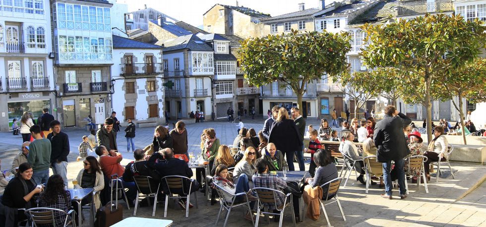 El buen tiempo llenó ayer las terrazas hosteleras, como estas, de la plaza Maior, en Viveiro.