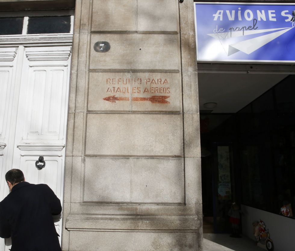 El indicativo que muestra el camino al refugio antiaéreo, en la calle Andrés Mellado.