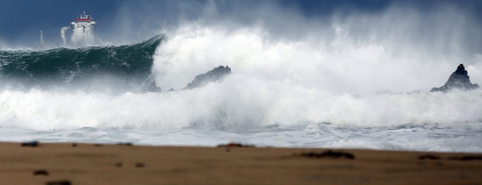 Al fondo, a la izquierda, un mercante guareciéndose del temporal en San Román (O Vicedo), donde el oleaje rompía así en la playa.