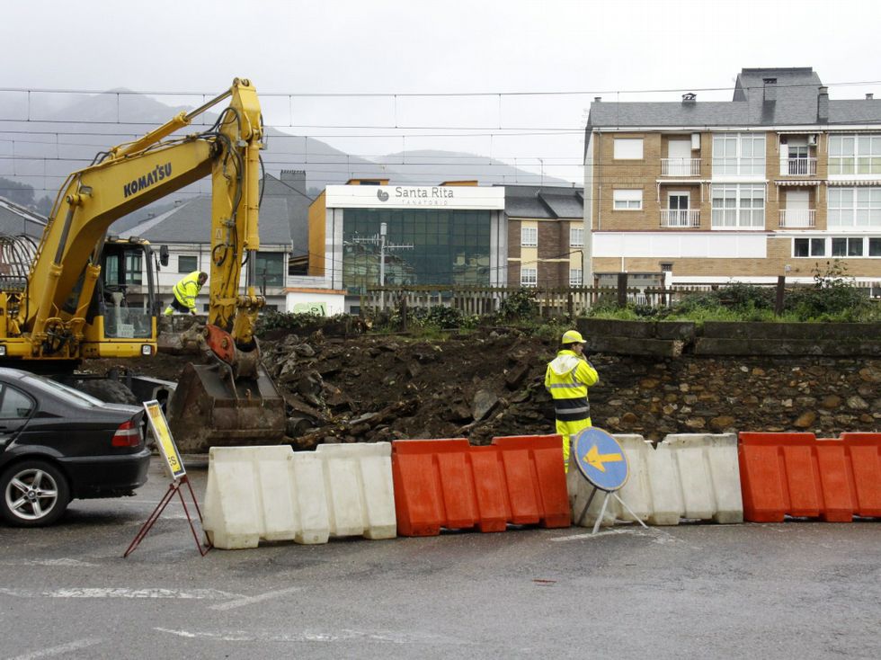 Los operarios comenzaron a trabajar ayer por la mañana.