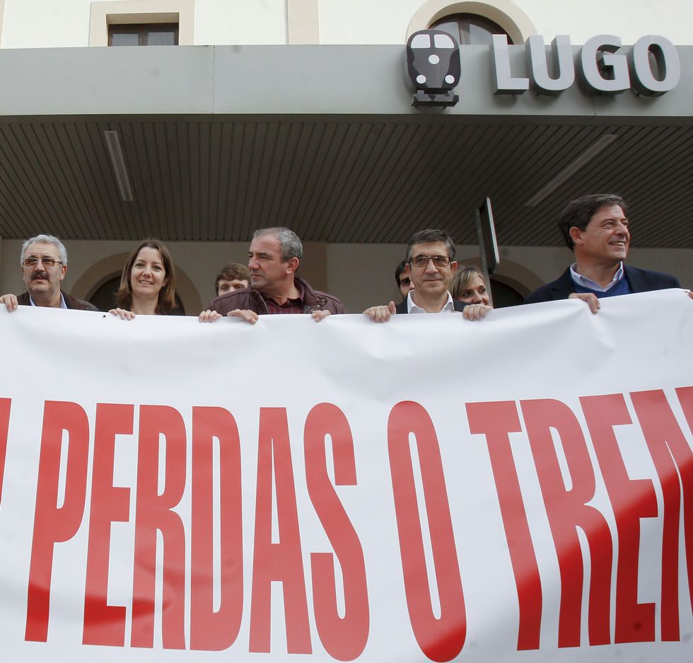 El nuevo presidente del Congreso, Patxi López, apoyó la causa del tren de Lugo hace dos meses en la estación lucense.