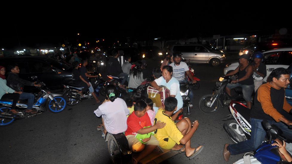 Habitantes de Padang buscan refugio en lo alto ante la alerta de tsunami